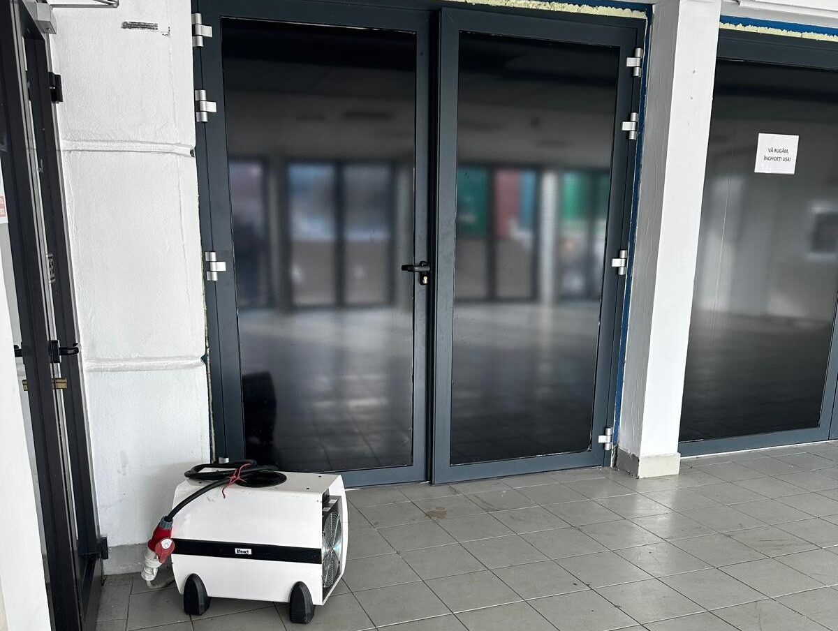 Aerotermă poziționată lângă uși pentru reducerea pierderilor de căldură la eveniment indoor